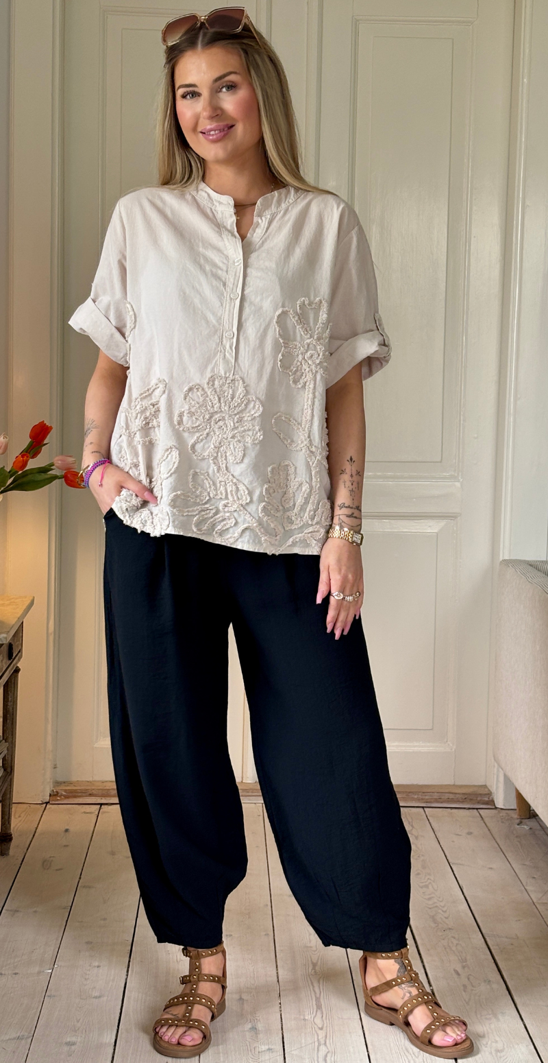 Yasmin kortærmet bluse med struktur og blomstermønster beige LikeLondon