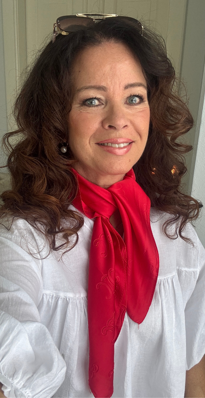 Silketørklæde med monogram mønster rød LikeLondon