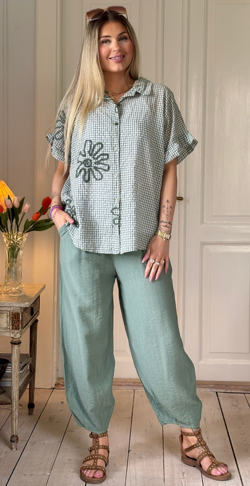 Isla skjorte med tern og kort flæseærme khaki LikeLondon