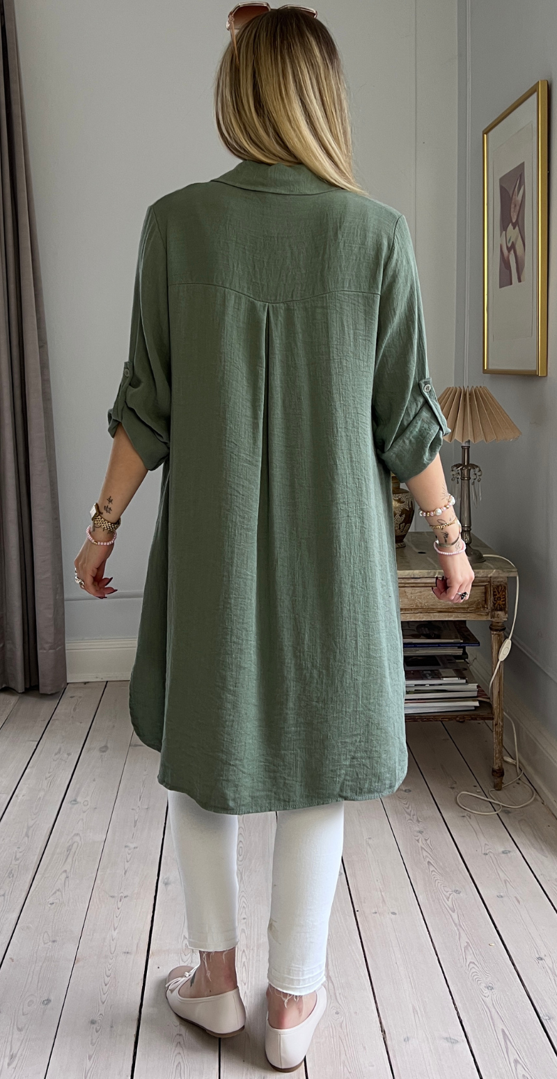 Ayla kjoletunika med perlemorsknapper og opsmøg light militare LikeLondon