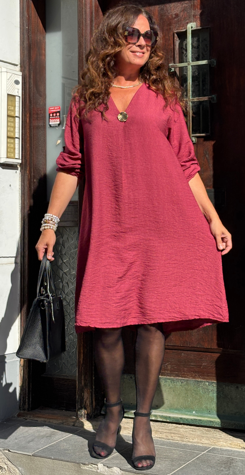 Bianca kjole med V-hals og bronzeknap bordeaux LikeLondon
