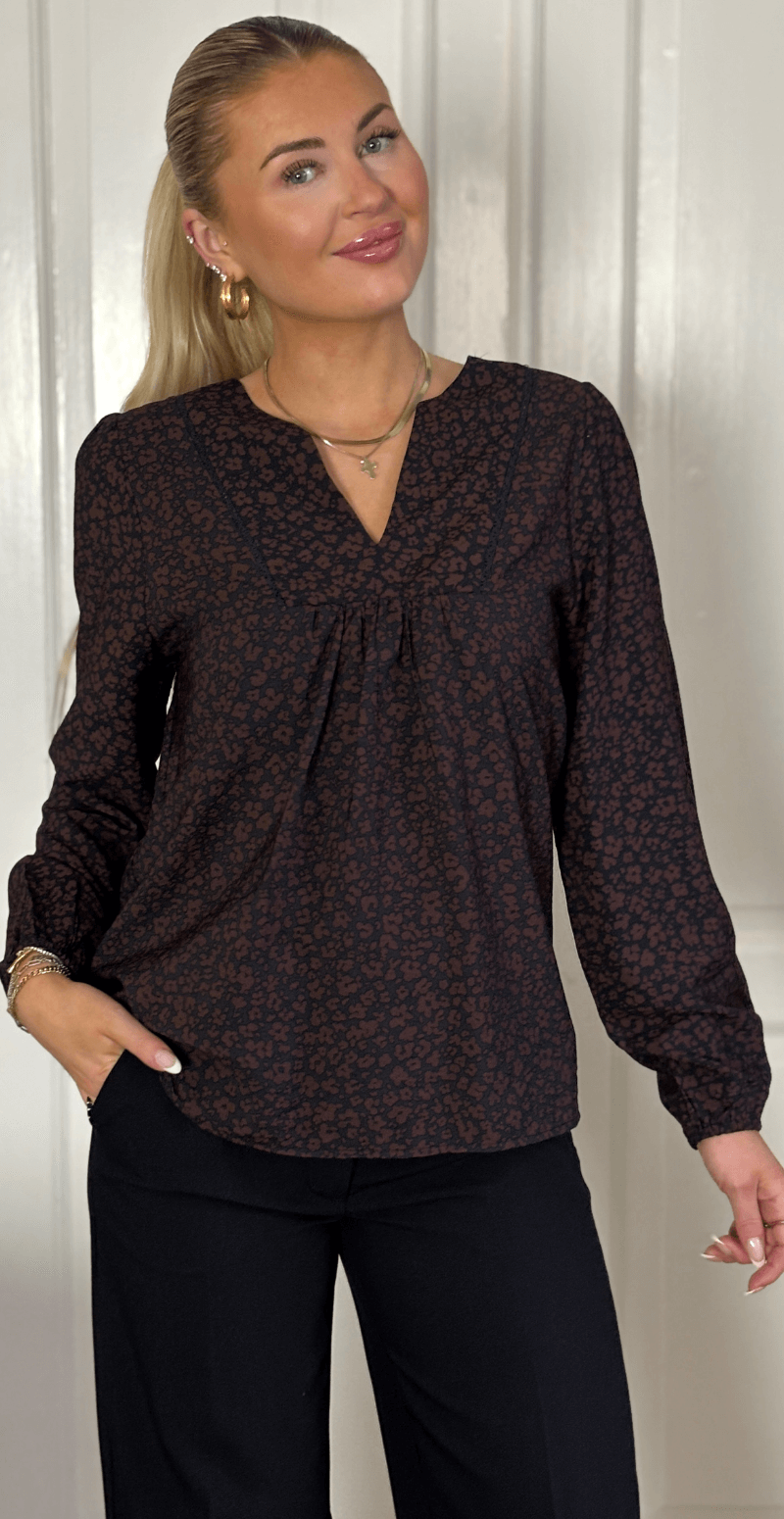 Molli bluse med blomstermønster black w. coffee bean