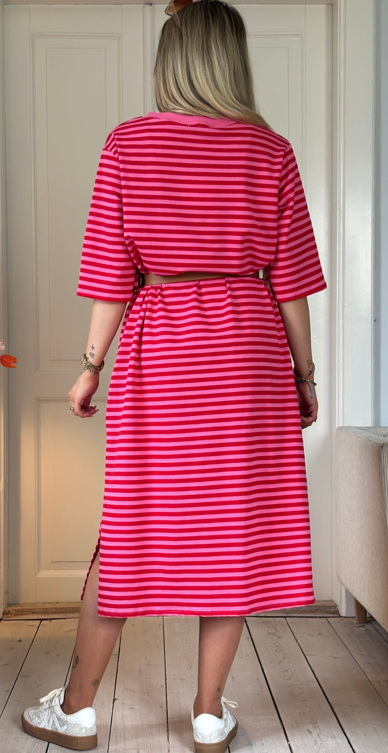 Zenia kjole med striber i pink/rød LikeLondon