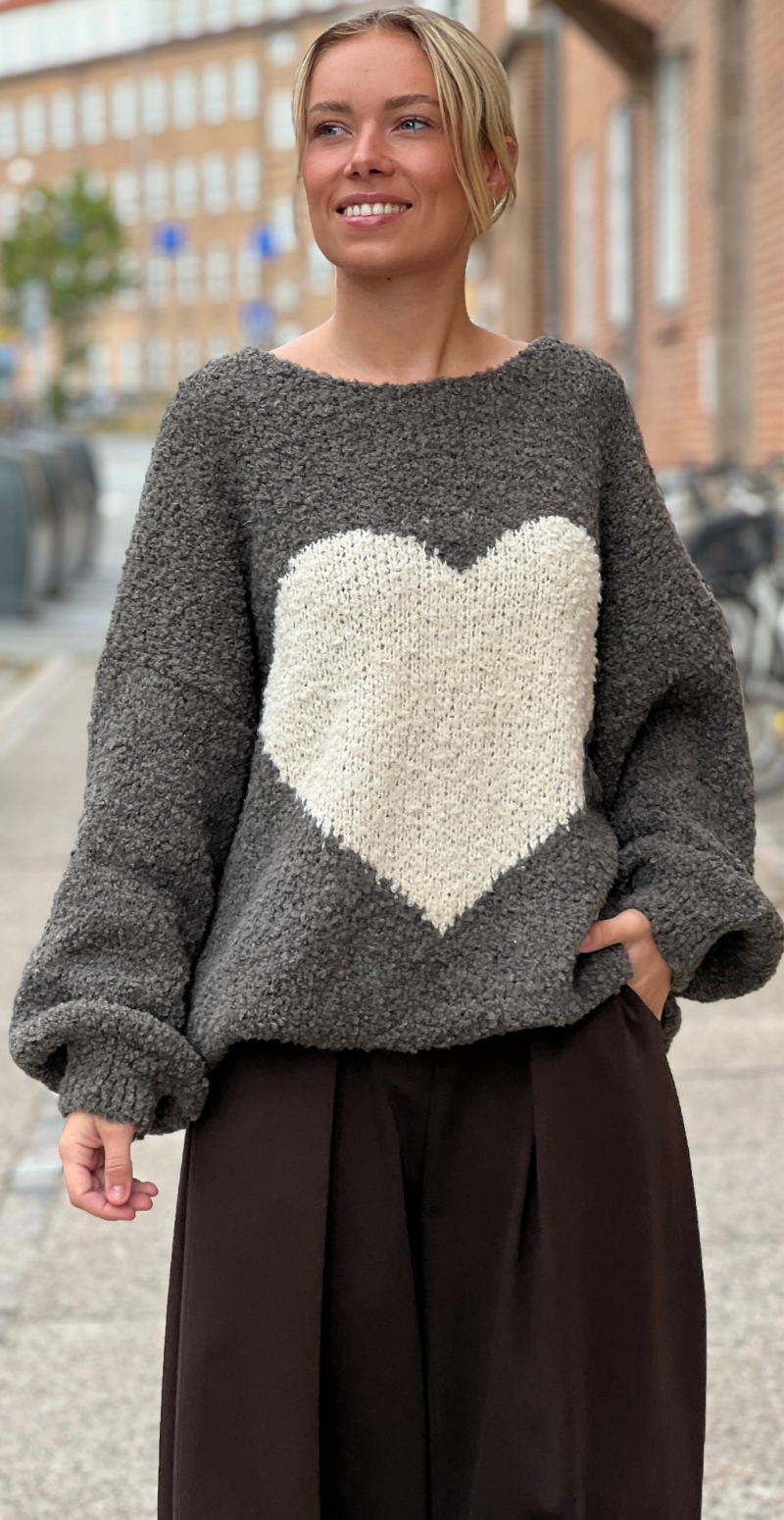 Zennie strik i alpaca med stort hjerte fortil taupe LikeLondon