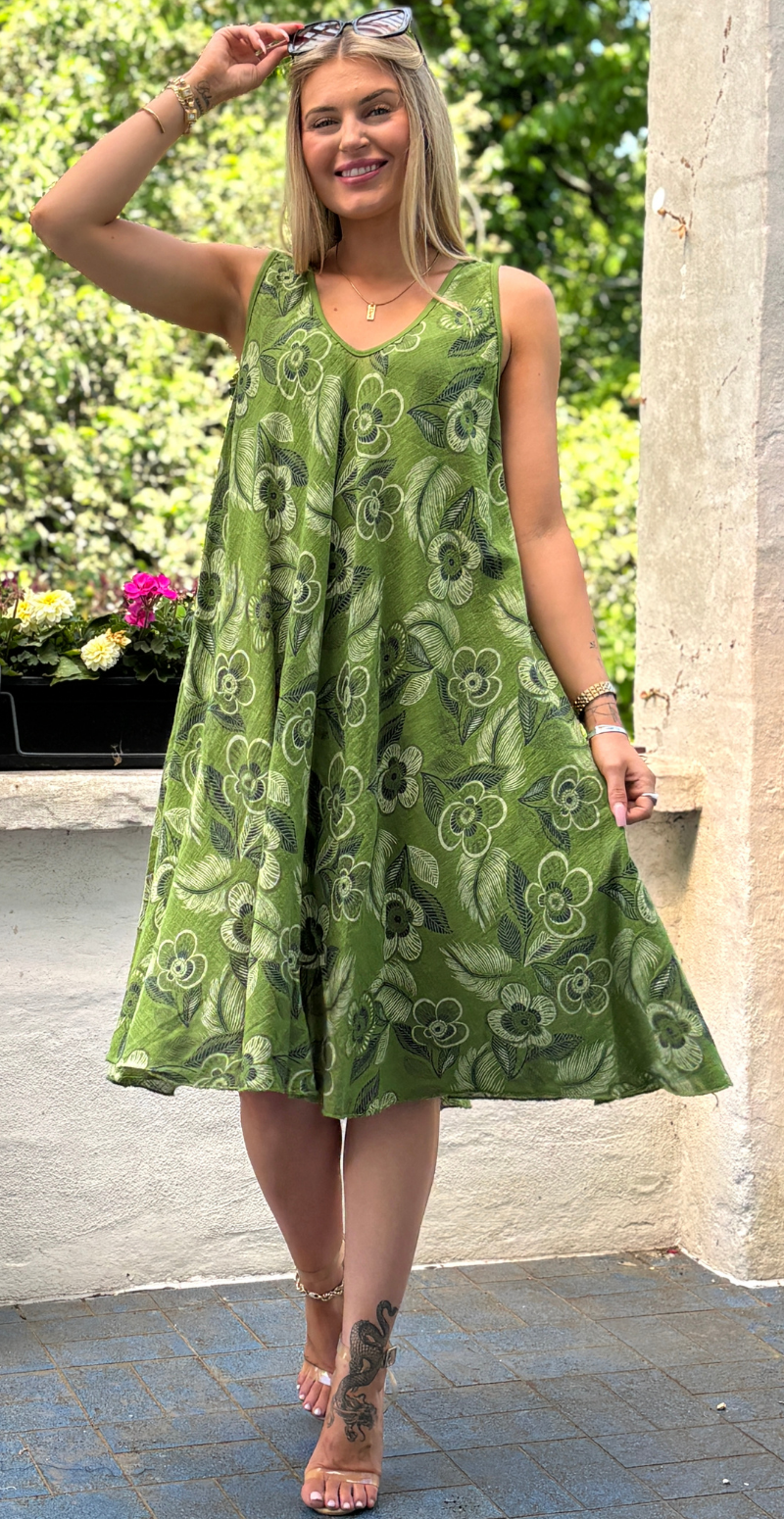 Aurelia kort kjole med brede stropper og blomster olive LikeLondon