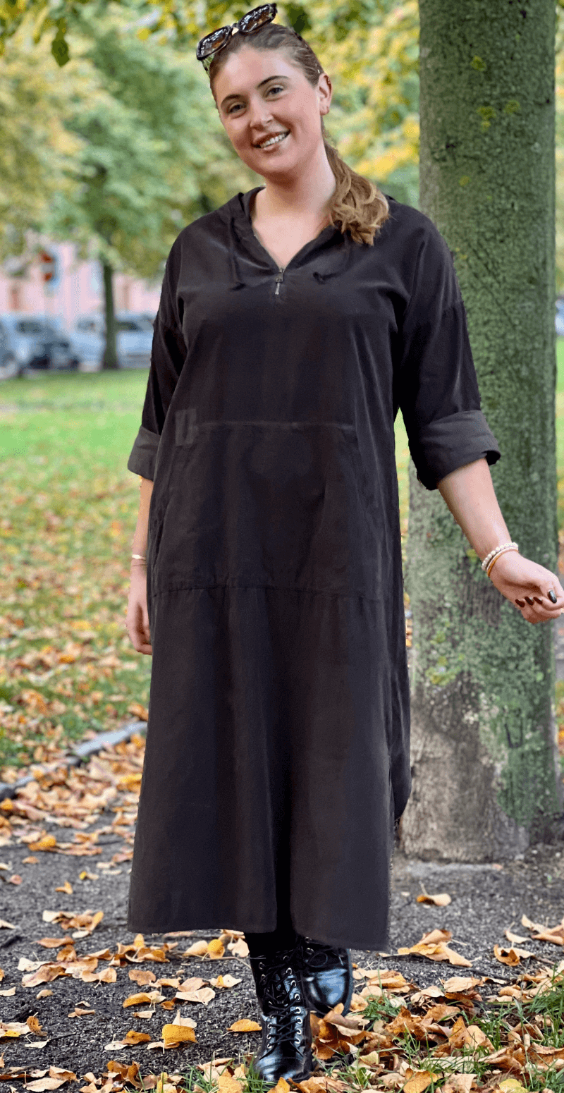 Ena fløjlskjole med hætte og lynlås brun LikeLondon