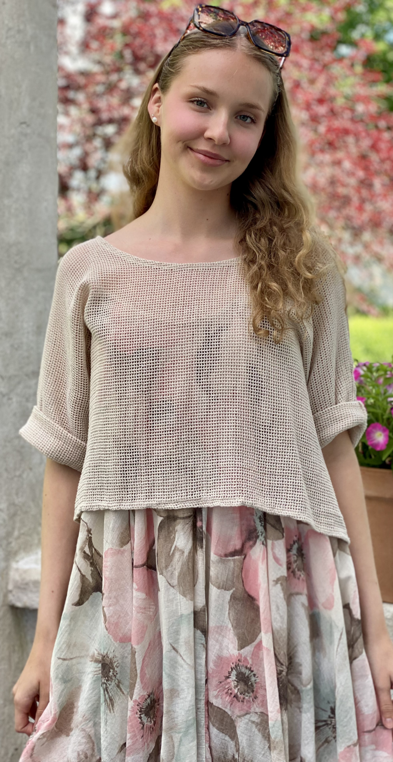 Ophelia kjole med blomsterprint og tynde stropper med tilhørende bluse beige LikeLondon