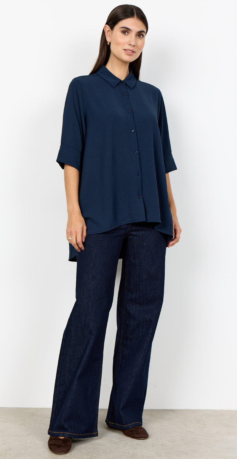 Carrie skjortebluse med længde bagtil navy LikeLondon