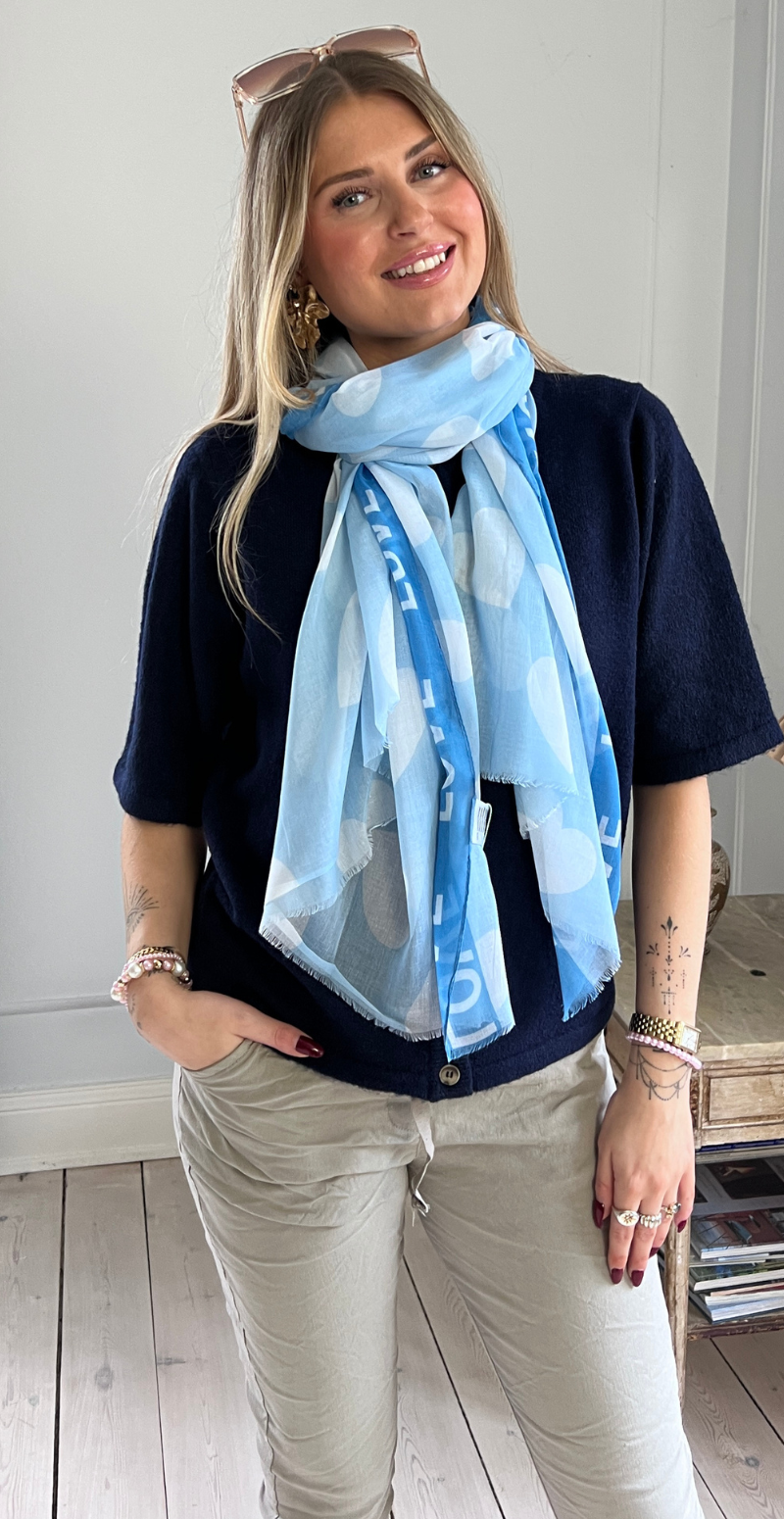 Tørklæde med "love" og store hjerter lysblå LikeLondon