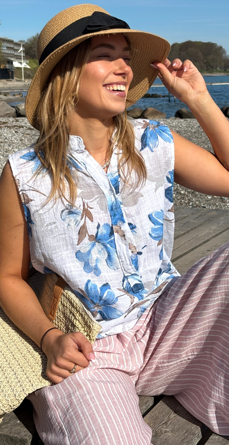 Forudbestil uge 22 Dorota top med knapstolpe og store blomster hvid LikeLondon