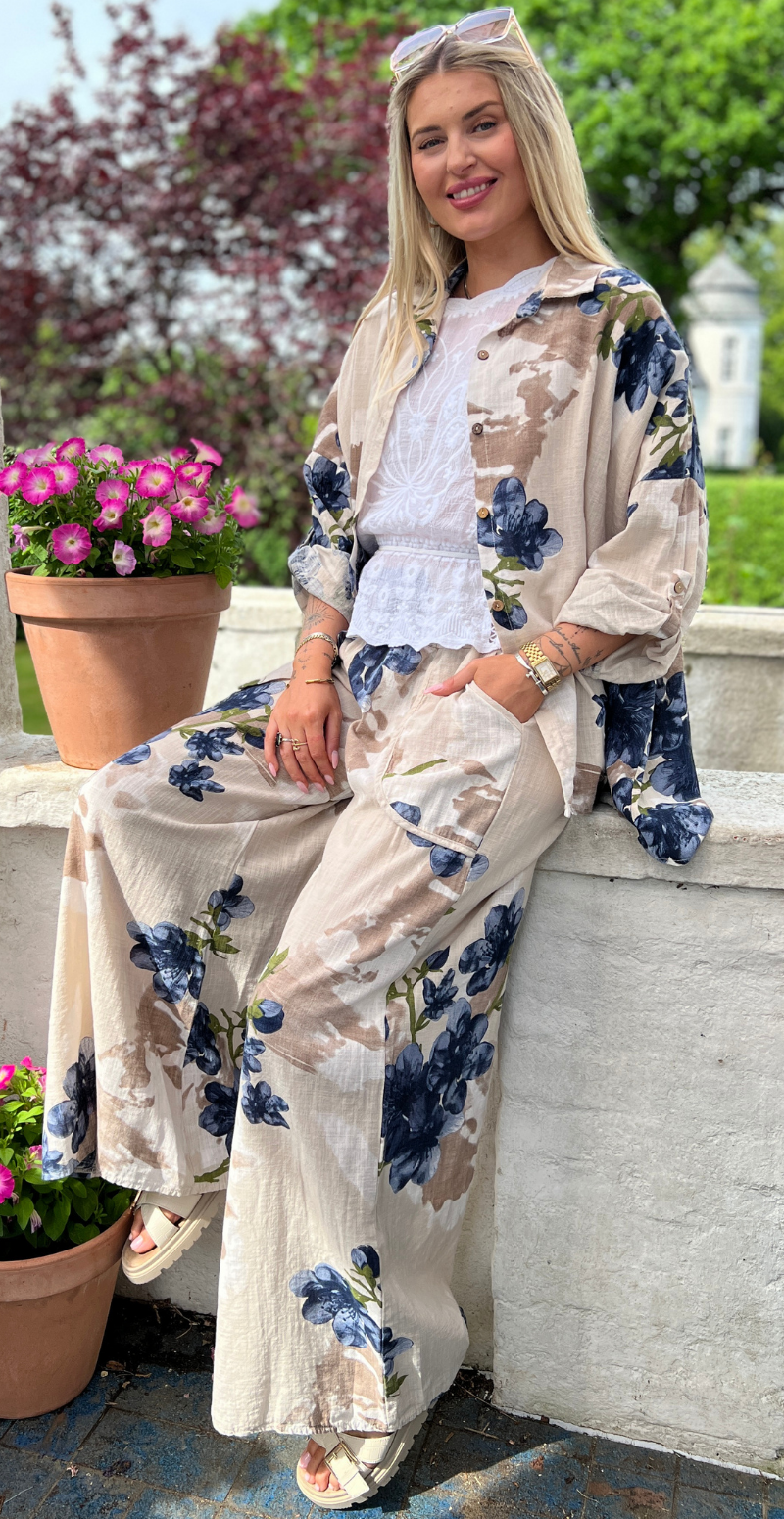 Gail blomstret bukser med lommer fortil og smockkant i taljen beige LikeLondon