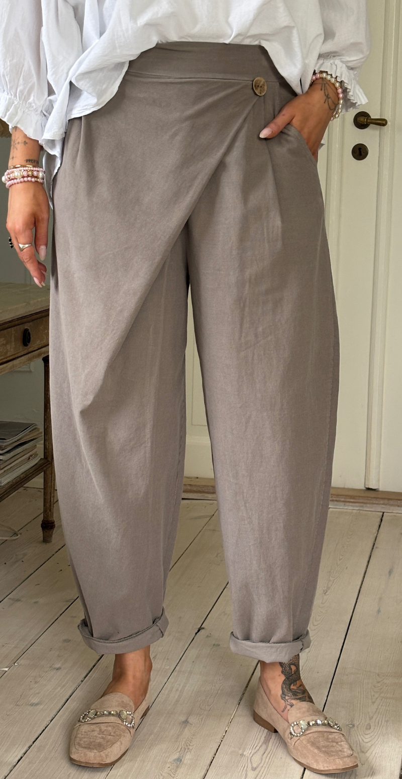 Forudbestil uge 8 Marina fløjlsbukser med slå-om detalje og vidde fango LikeLondon