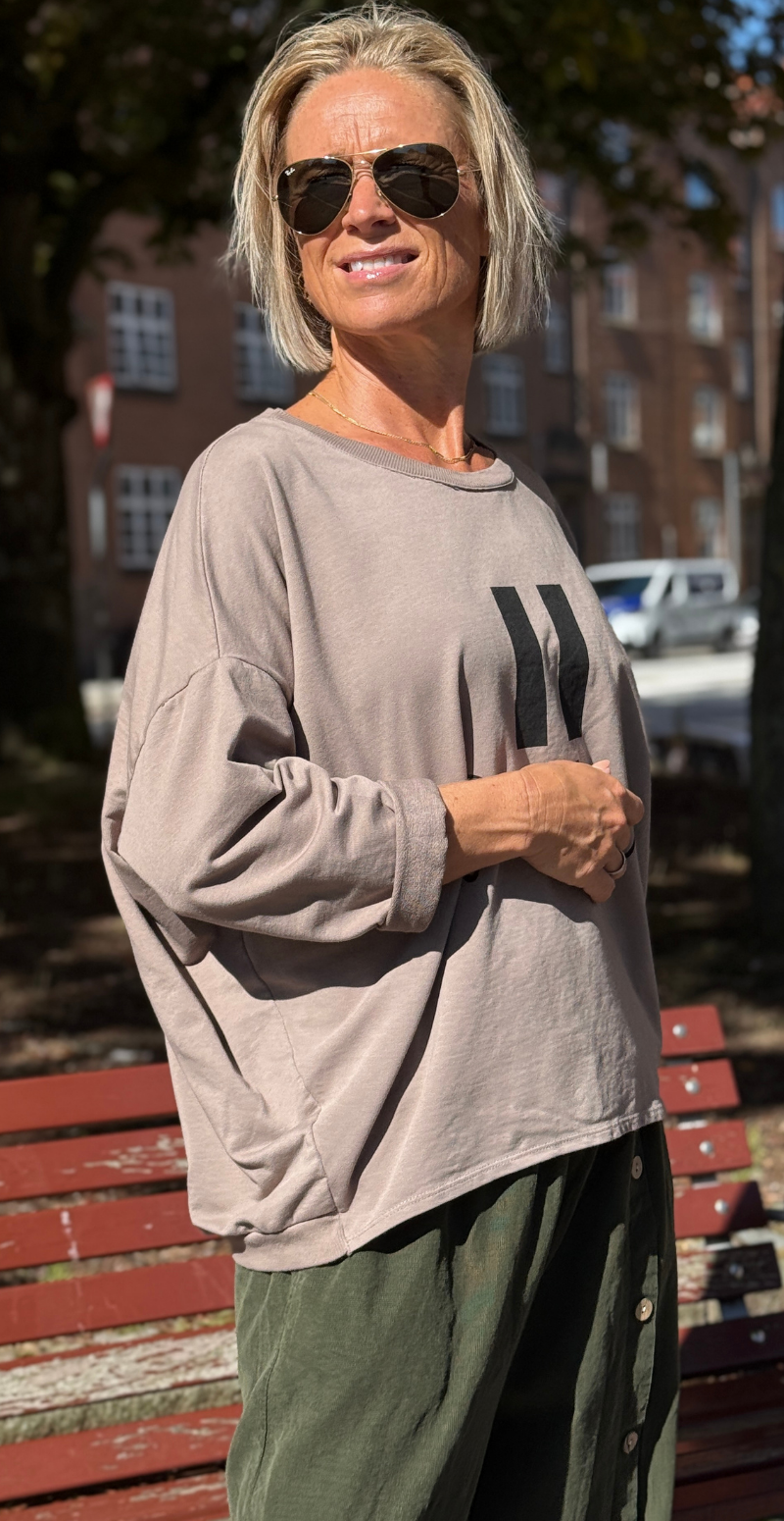 Biance bluse med rund hals og "friday" taupe LikeLondon