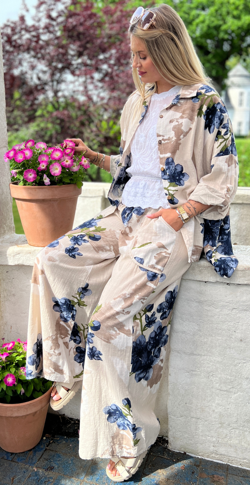Gail blomstret skjorte med små træknapper beige LikeLondon