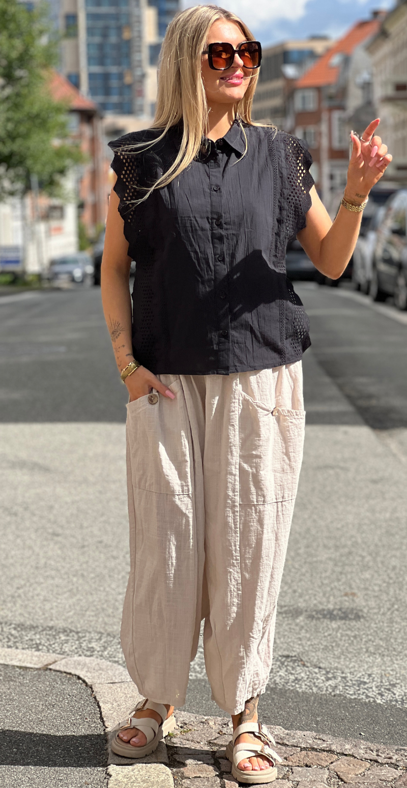 Bina bluse med broderi anglaise sort Freequent