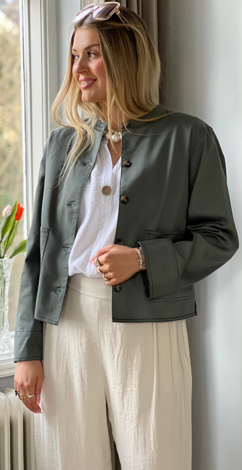Penny jakke med tydelige stikninger khaki LikeLondon