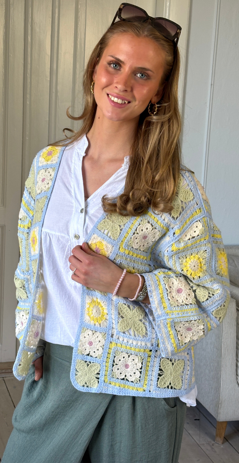 Alyssa hæklet cardigan med blomstermotiv lysblå LikeLondon
