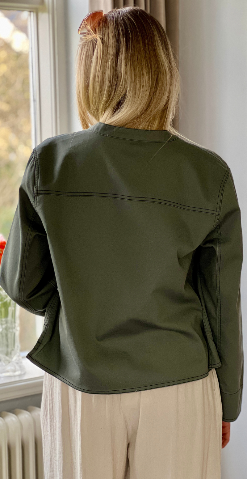 Penny jakke med tydelige stikninger khaki LikeLondon