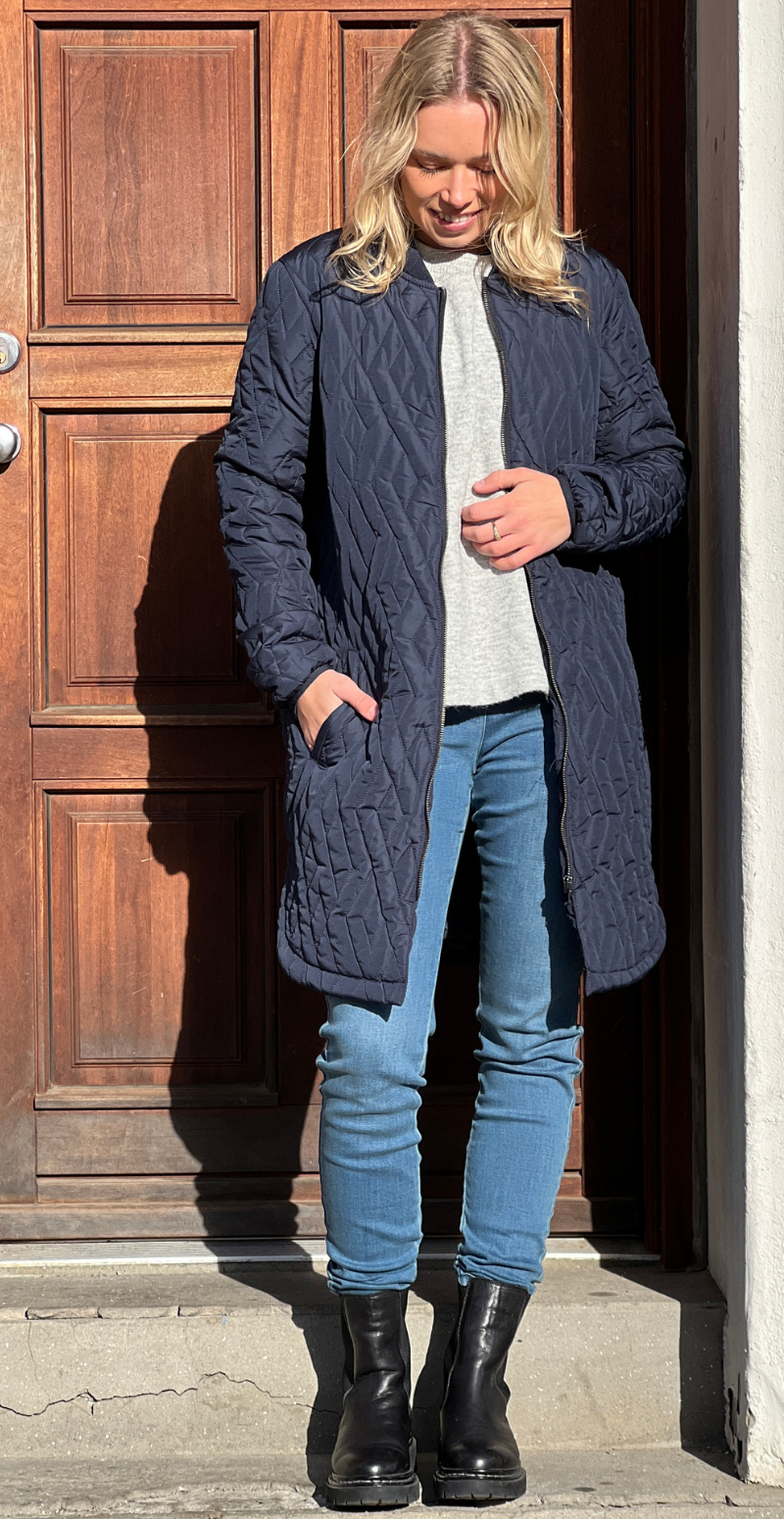 Fenya quiltet jakke med lommer navy LikeLondon