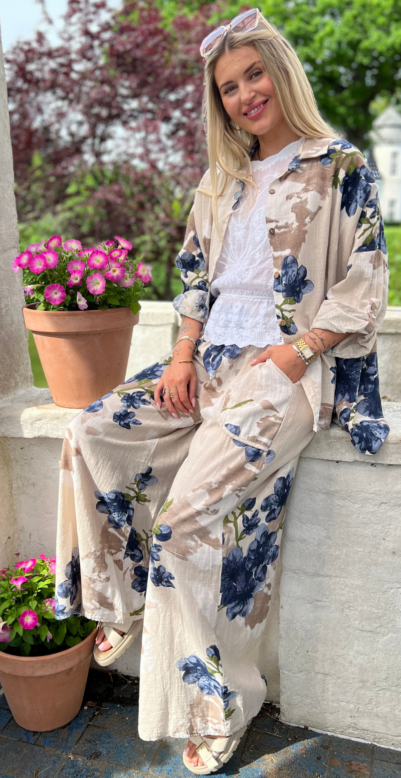 Gail blomstret bukser med lommer fortil og smockkant i taljen beige LikeLondon