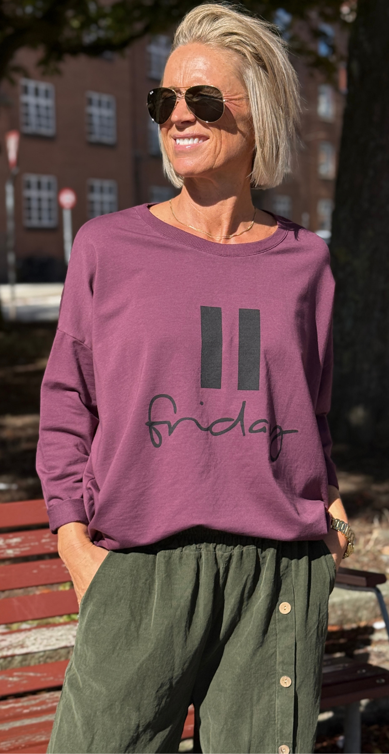 Biance bluse med rund hals og "friday" aubergine LikeLondon