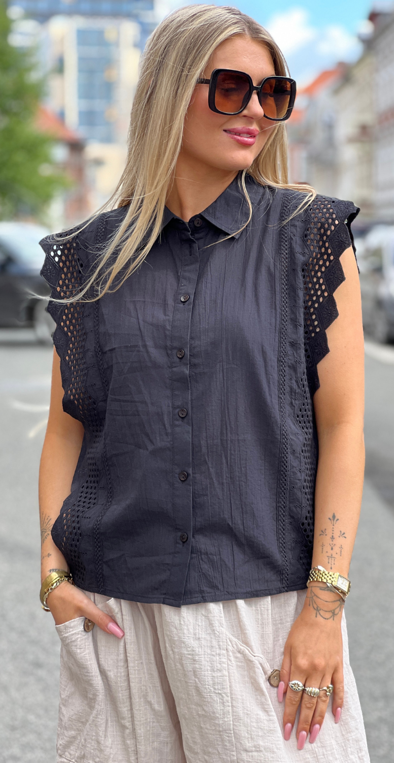 Bina bluse med broderi anglaise sort Freequent