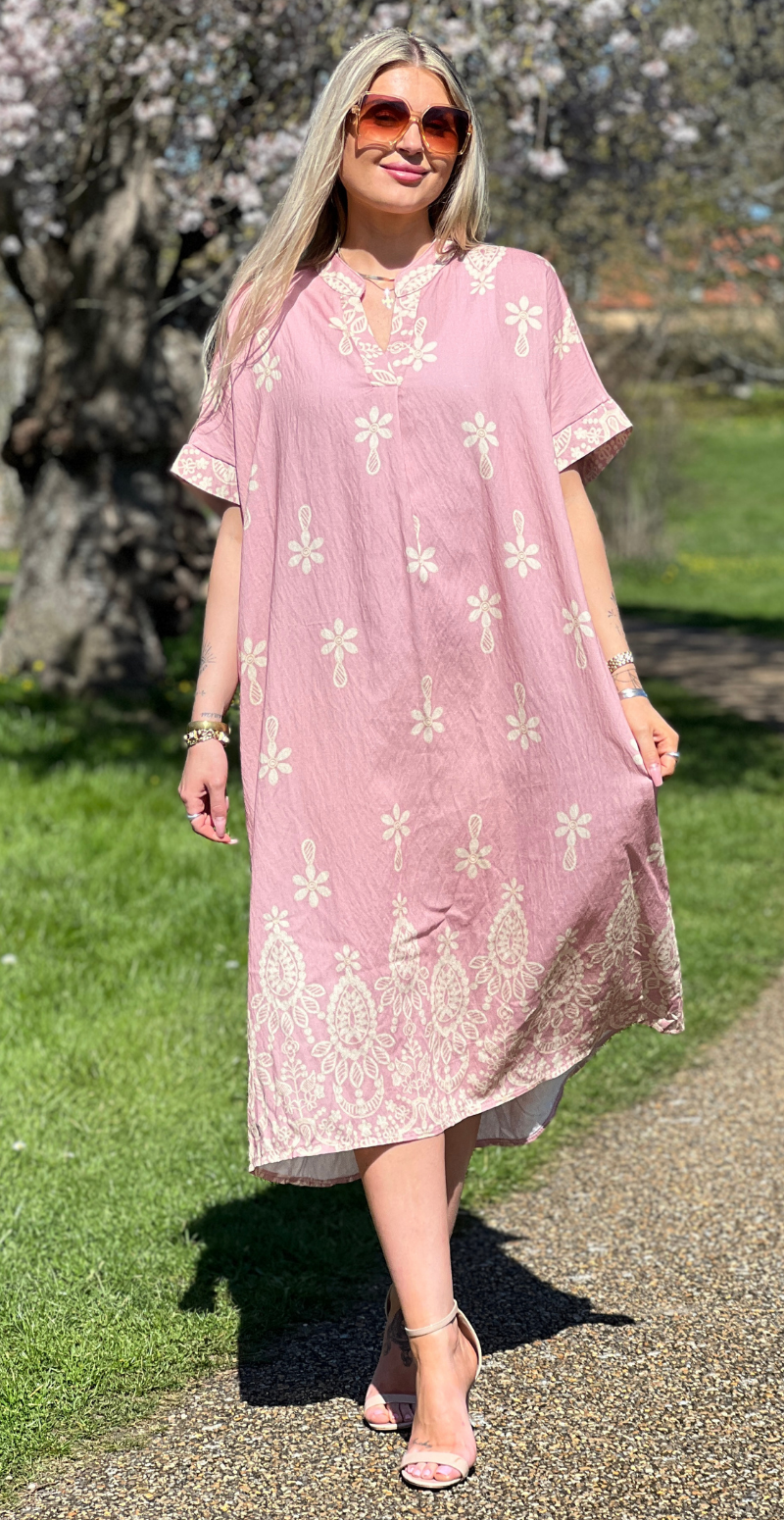 Hailey lang kjole ned v-hals og mønster pink LikeLondon