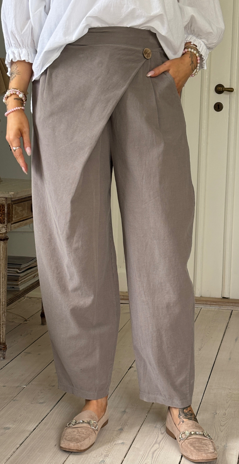 Forudbestil uge 8 Marina fløjlsbukser med slå-om detalje og vidde fango LikeLondon