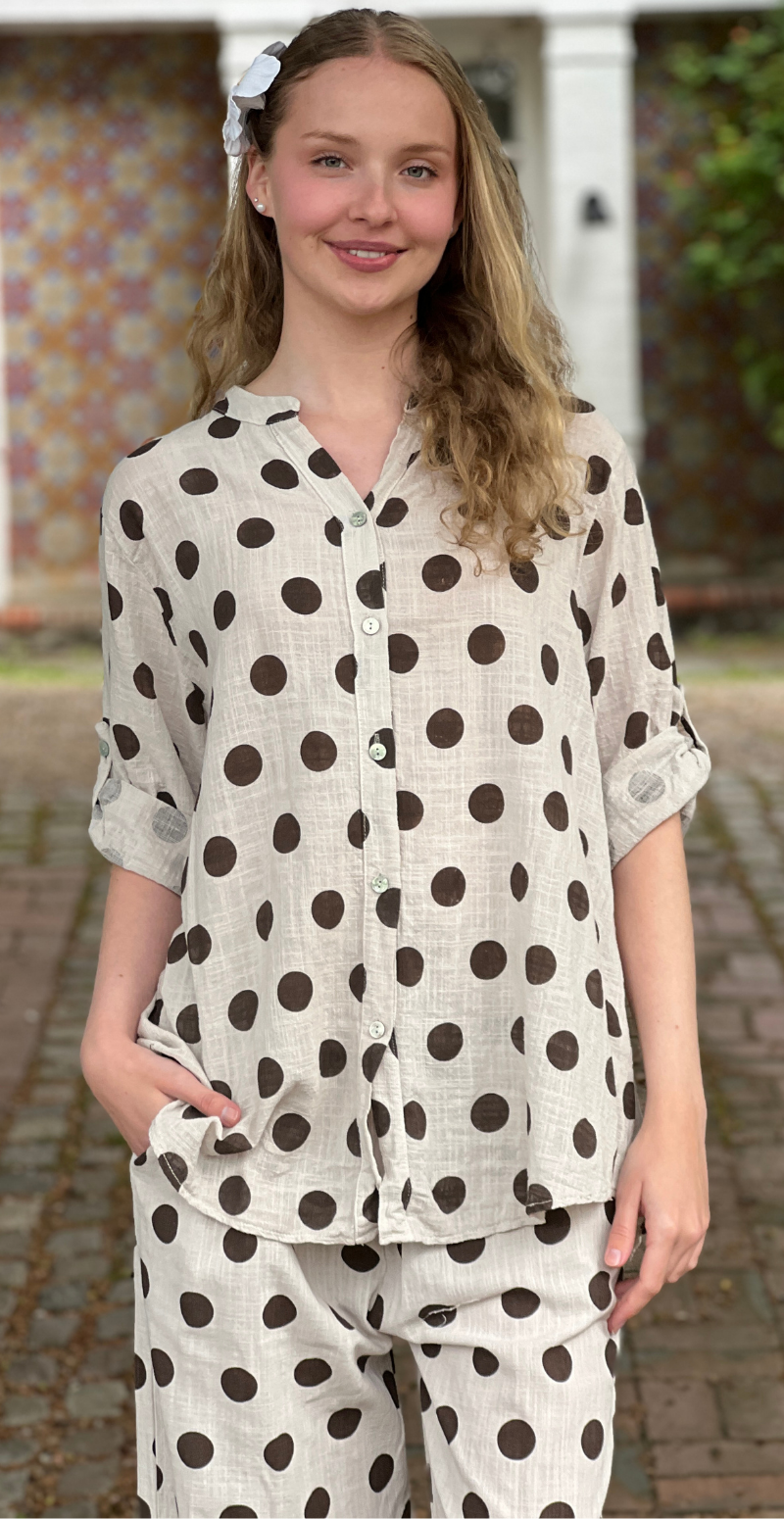 Alice skjorte med store prikker og opsmøg på ærmet beige LikeLondon