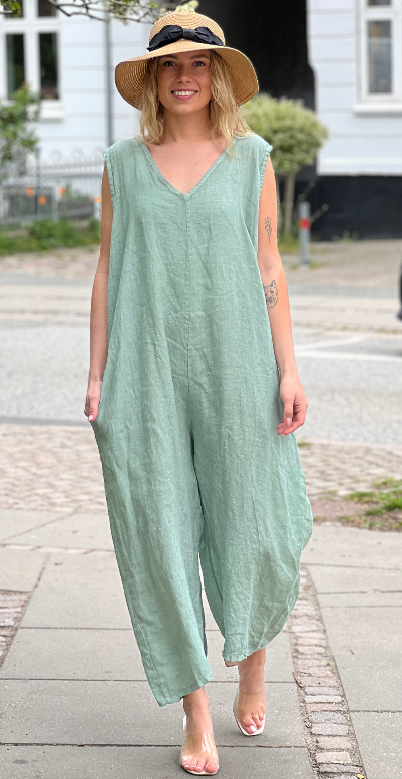 Juliane jumpsuit i hør med v-udskæring khaki LikeLondon