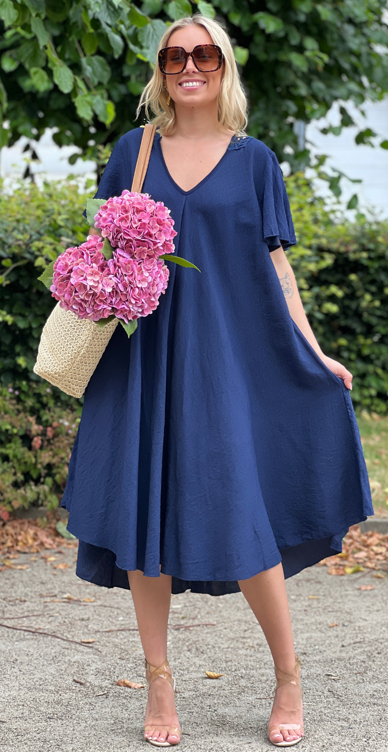 Florence kjole med vidde og hæklet stykke på ryggen navy LikeLondon