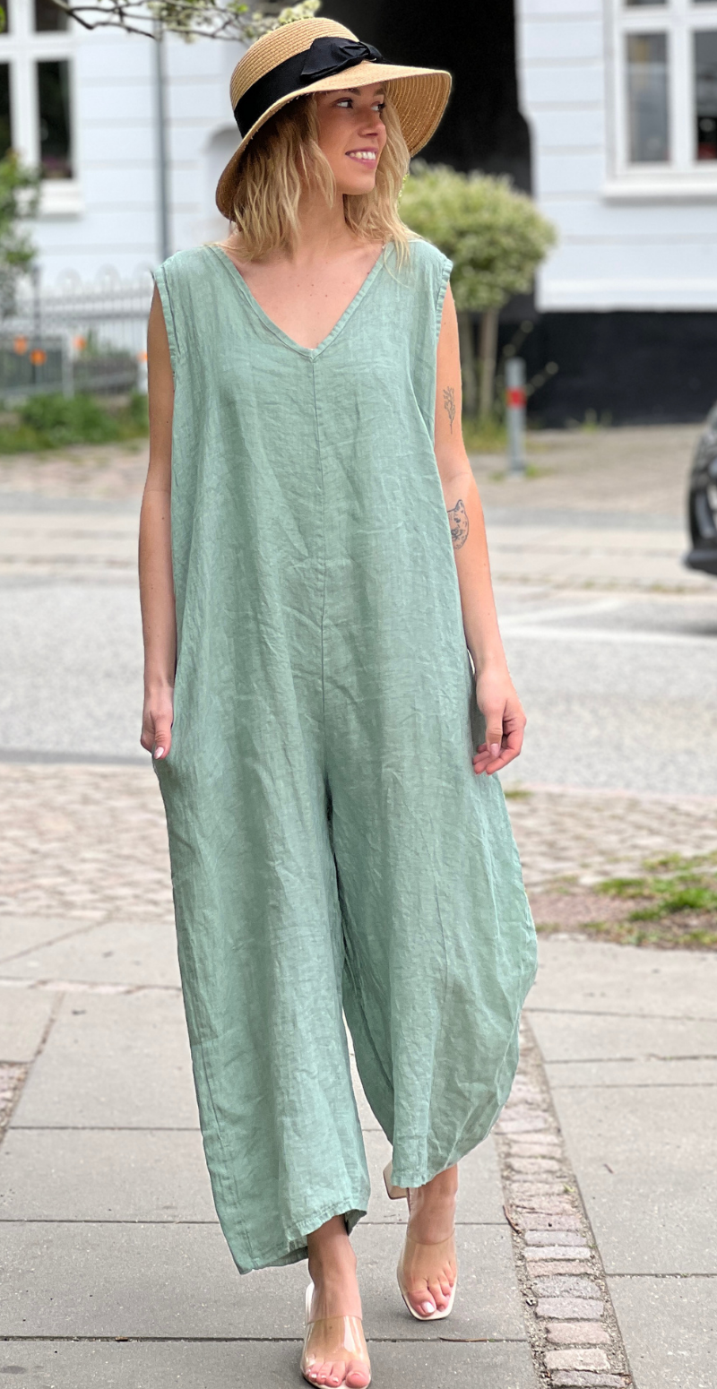 Juliane jumpsuit i hør med v-udskæring khaki LikeLondon