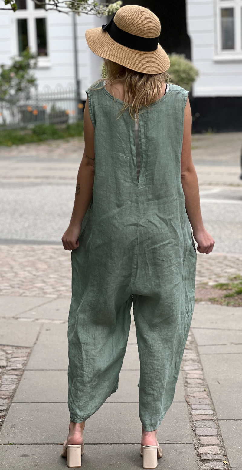 Juliane jumpsuit i hør med v-udskæring khaki LikeLondon