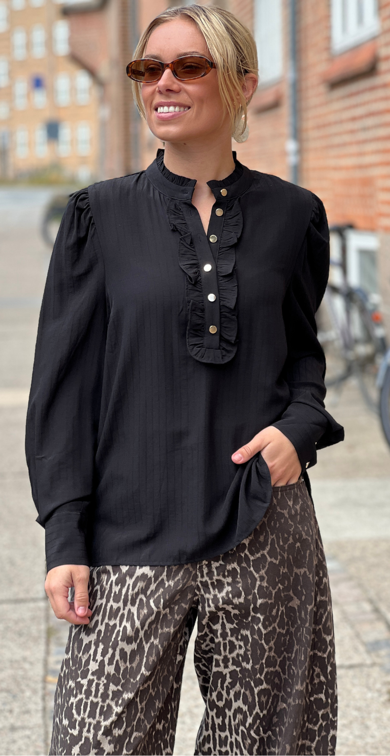 April bluse med flæse sort FreeQuent