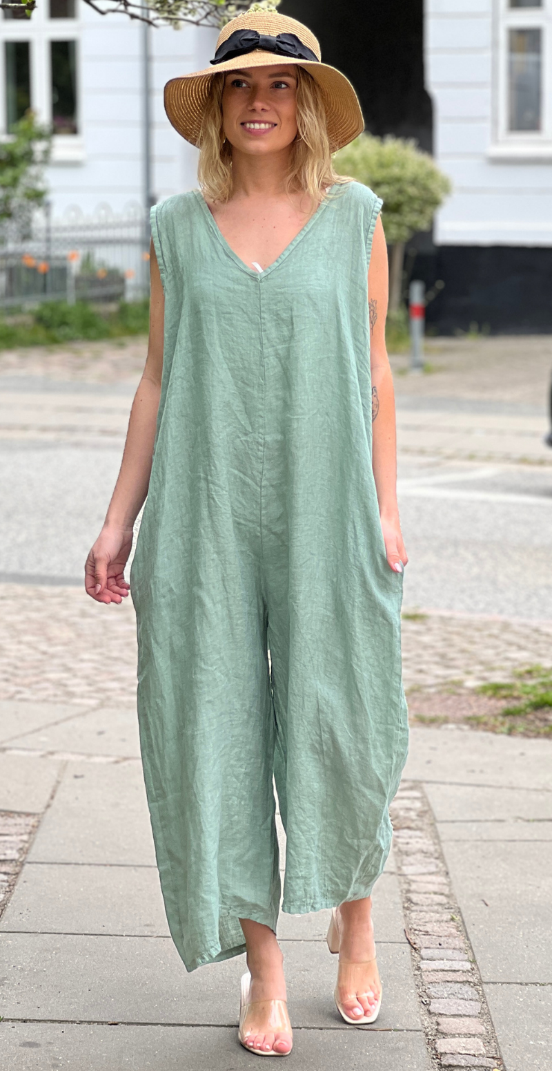Juliane jumpsuit i hør med v-udskæring khaki LikeLondon