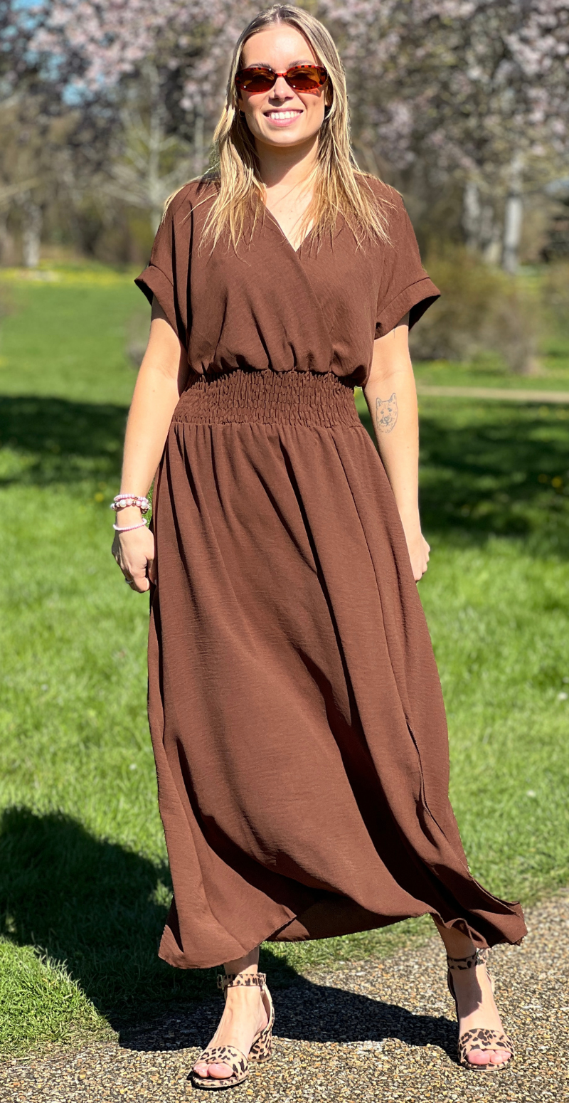 Dagny lang kjole med elastik i taljen og slids foran brun LikeLondon