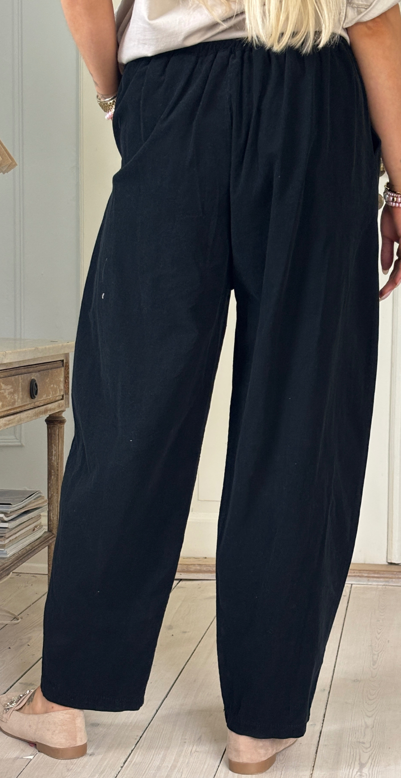 Forudbestil uge 8 Marina fløjlsbukser med slå-om detalje og vidde sort LikeLondon