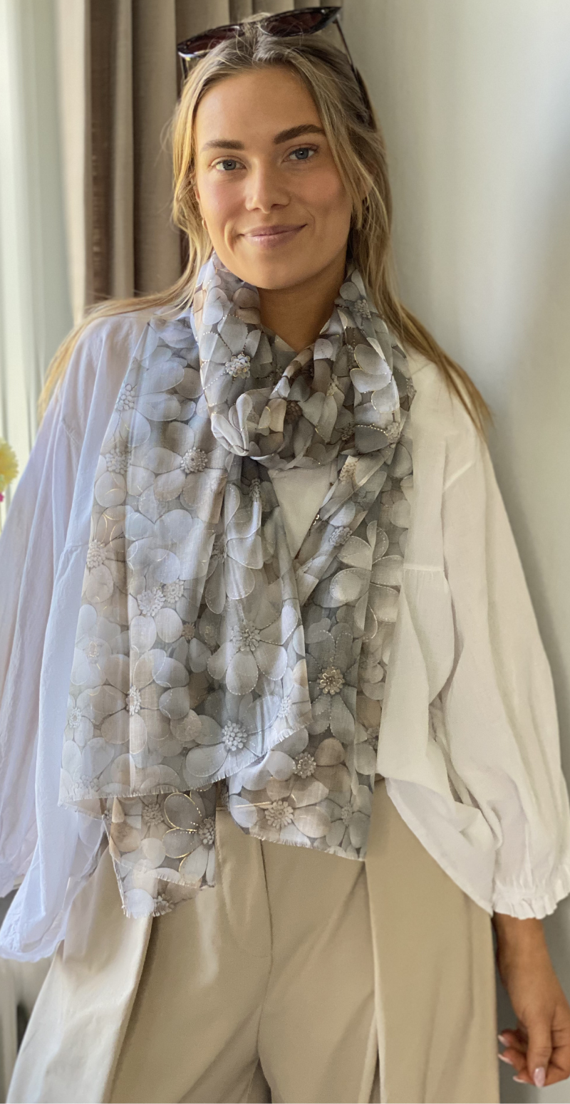 Tørklæde med blomster og små gulddetaljer beige LikeLondon