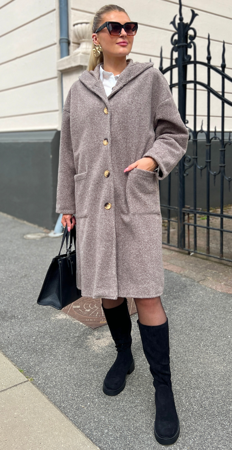 Tori jakke med hætte, lommer og knapper mocca LikeLondon