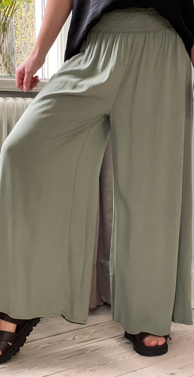 Peggy bukser med brede ben og smock khaki LikeLondon