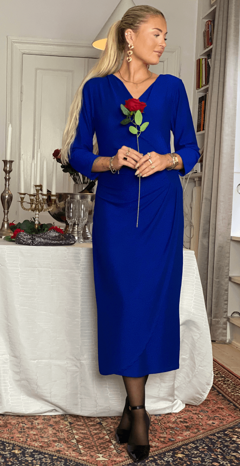 Gabriella lang glimmerkjole med wrap-effekt royalblue LikeLondon