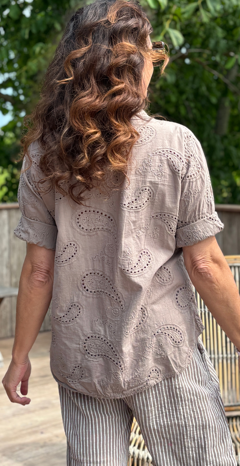 Isobel bluse med 3/4 ærmer og broderi anglaise taupe LikeLondon
