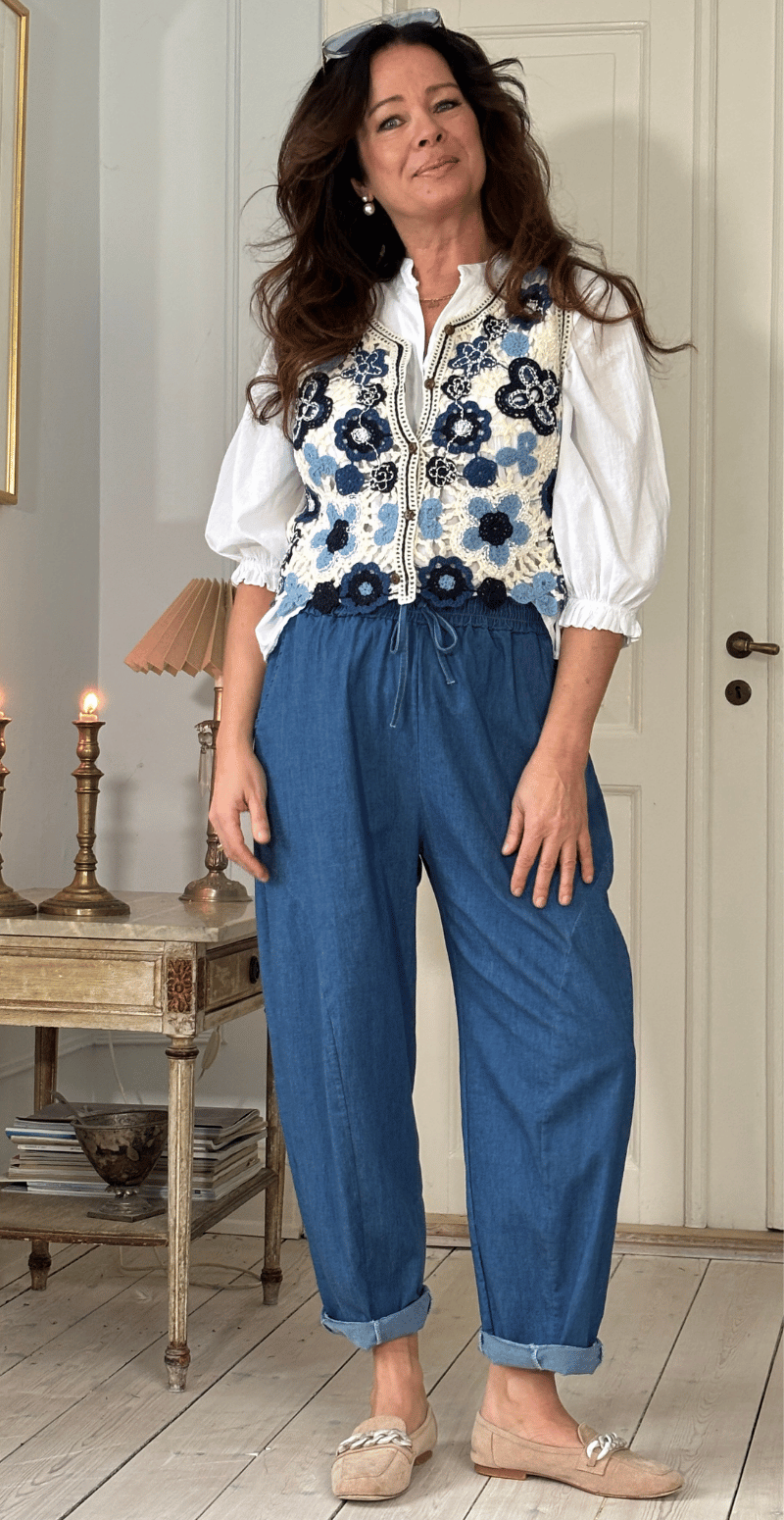 Thedora kort vest med hæklet blomster blå LikeLondon