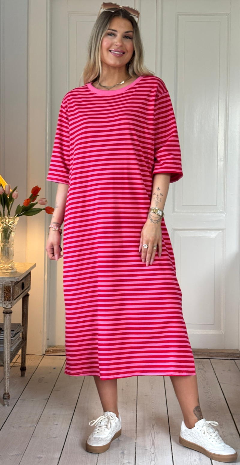 Zenia kjole med striber i pink/rød LikeLondon