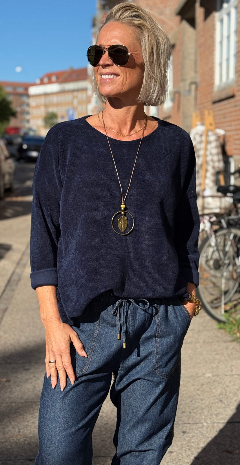Maren bluse i velour og halskæde navy LikeLondon