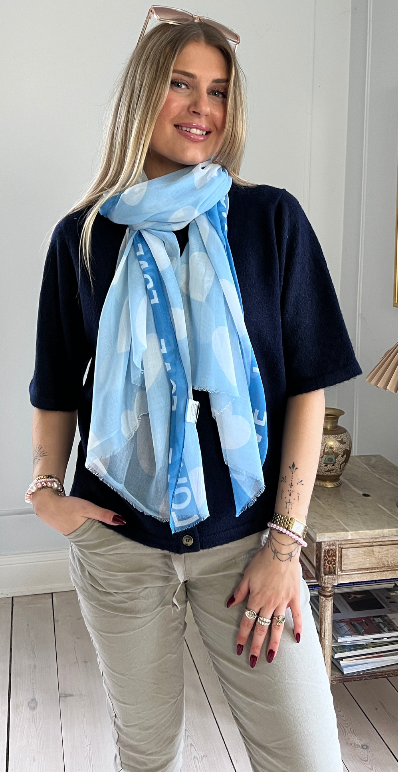 Tørklæde med "love" og store hjerter lysblå LikeLondon