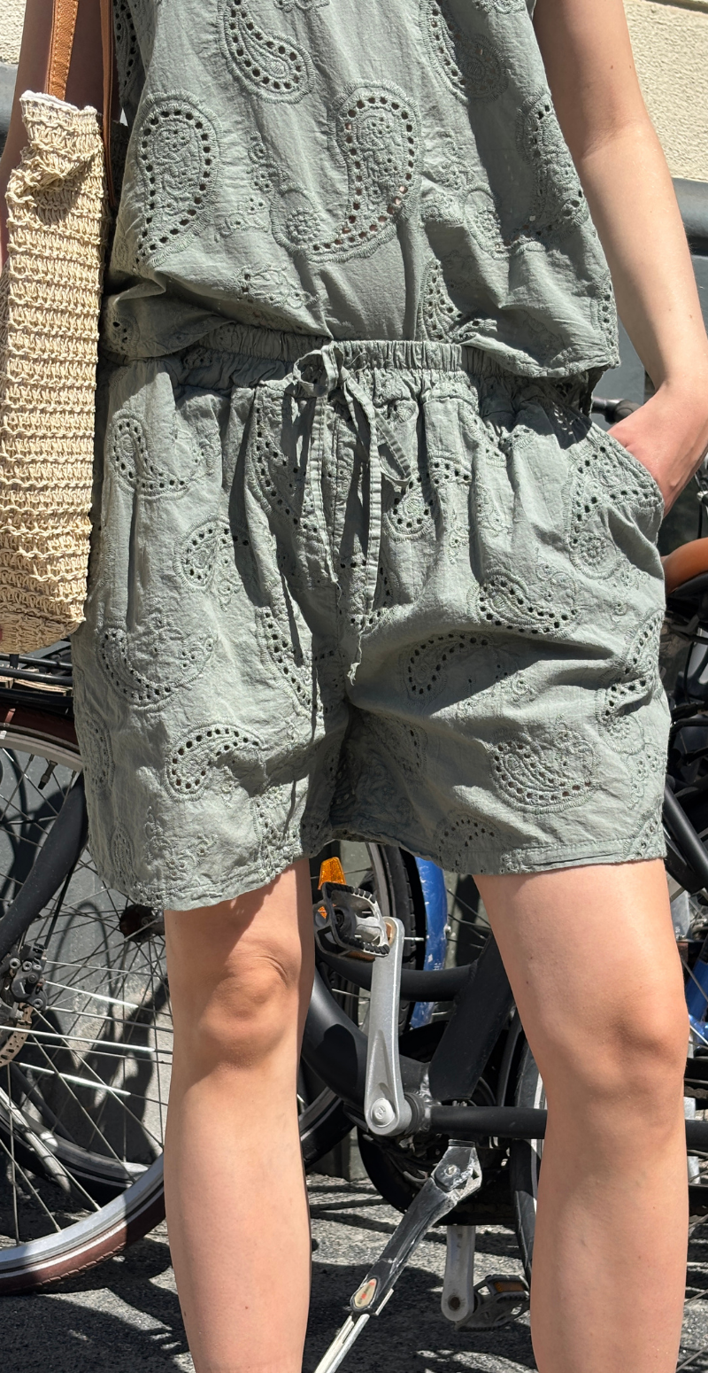 Isobel shorts med broderi anglaise og skrålommer khaki LikeLondon