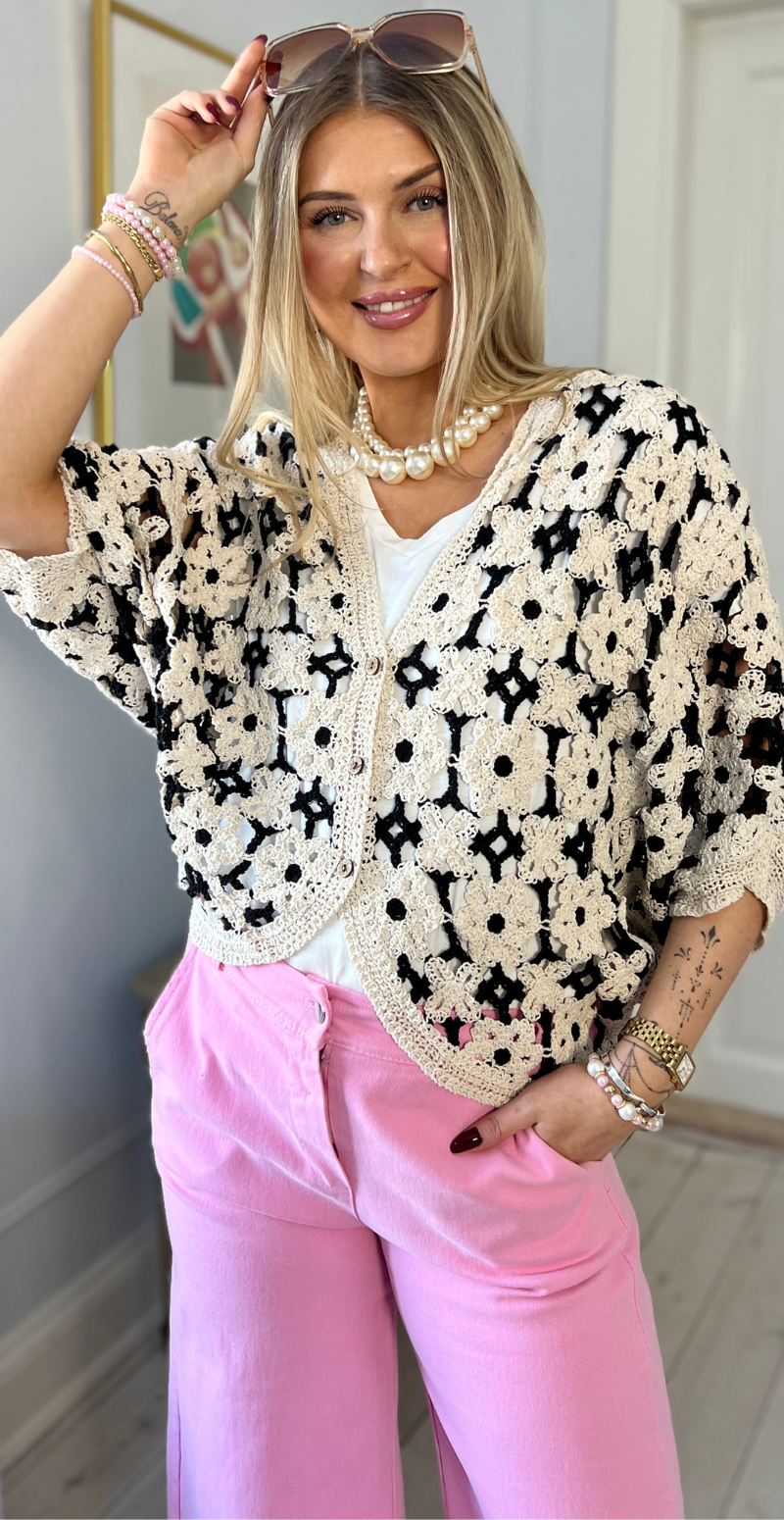 Sama kort cardigan i crochet sort/beige LikeLondon