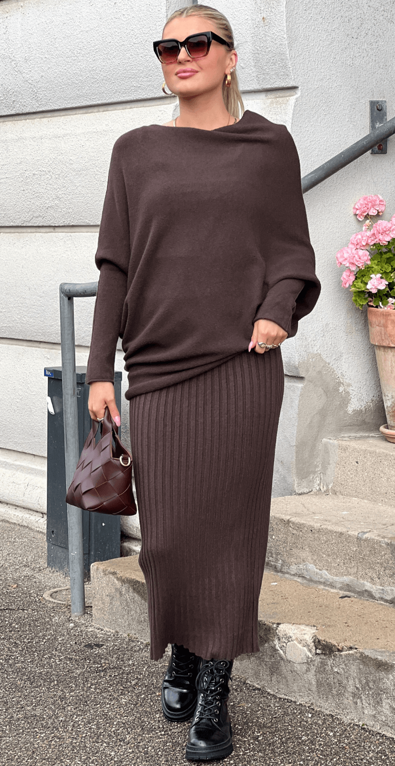 Molly striksæt med rib nederdel og asymetrisk bluse brun LikeLondon