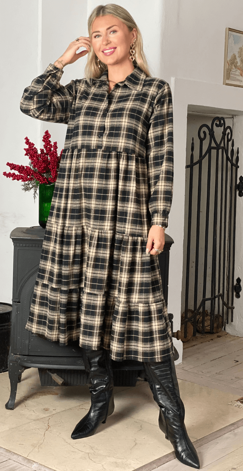 Naya ternet kjole med peplum effekt sort LikeLondon